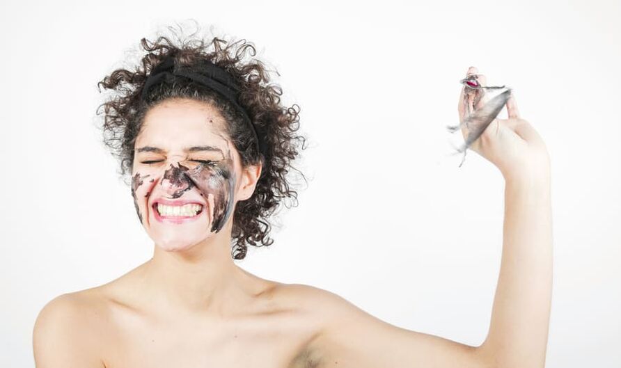 ženska opravi pomlajevalno nego kože obraza
